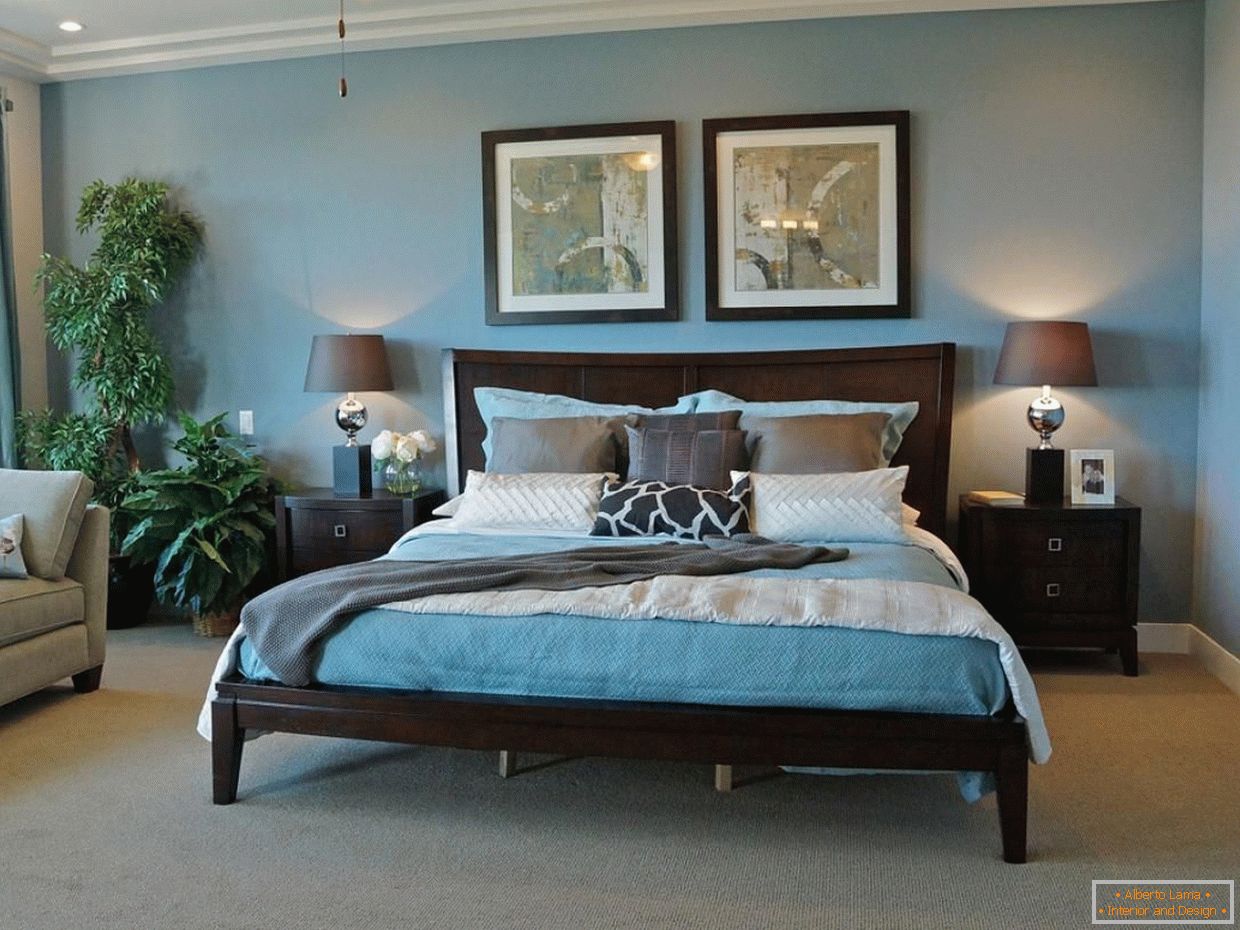 Lesena postelja v sodobni spalnici