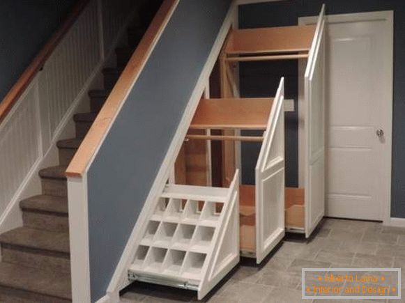 Stopnice v zasebni hiši - fotografija s omarico pod stopnicami