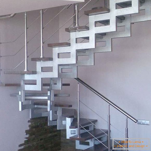 Nenavadna kovinska stopnišča v zasebni hiši z lesenimi stopnicami