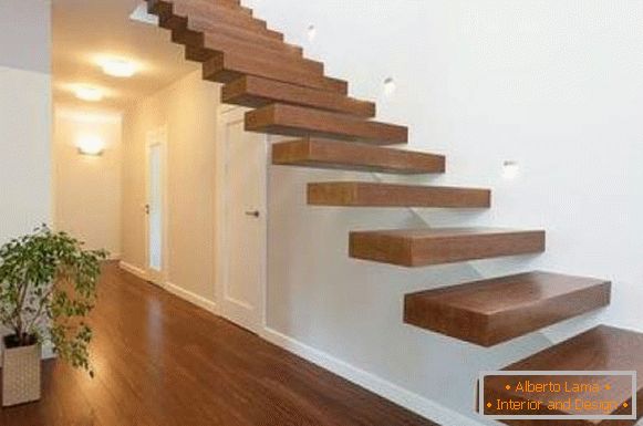 Konzole деревянные лестницы в частном доме - фото в интерьере