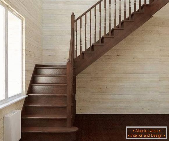 Vmesne stopnice v zasebni hiši z nekaj maršami iz lesa