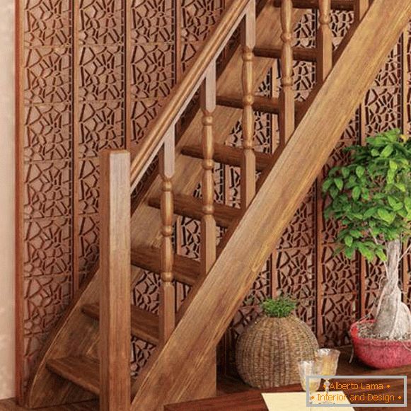 Lep pogled na stopnišče v zasebni hiši - fotografija lesenega modela