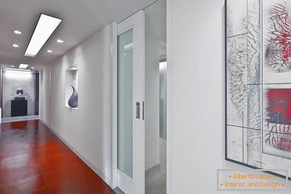 Bela vrata v notranjosti apartmaja - fotografija koridorja