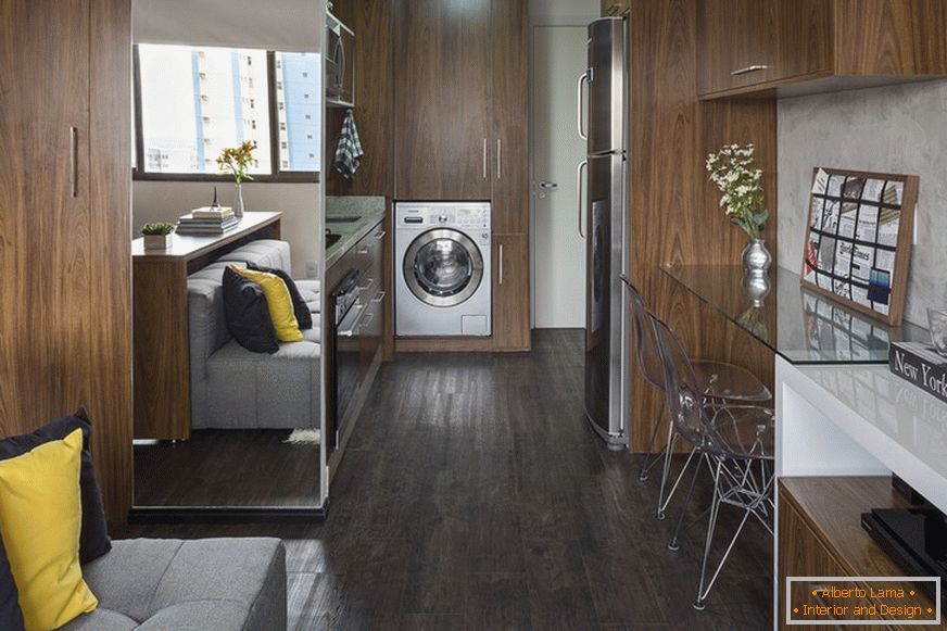 Kompaktna kuhinja in vgrajen pralni stroj v majhnem stanovanju v Braziliji