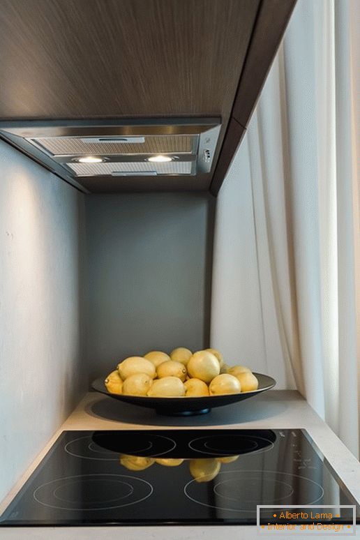 Limone blizu peči v kuhinji z učinkom optične iluzije