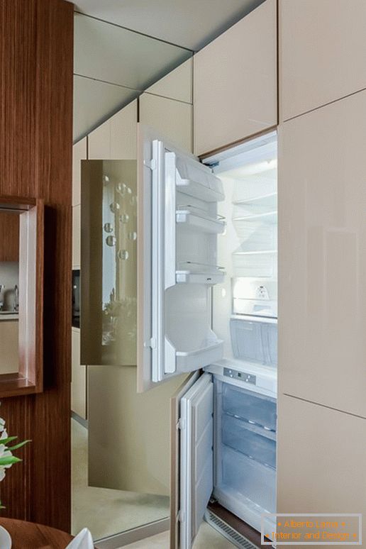 Hladilnik v kuhinji z učinkom optične iluzije