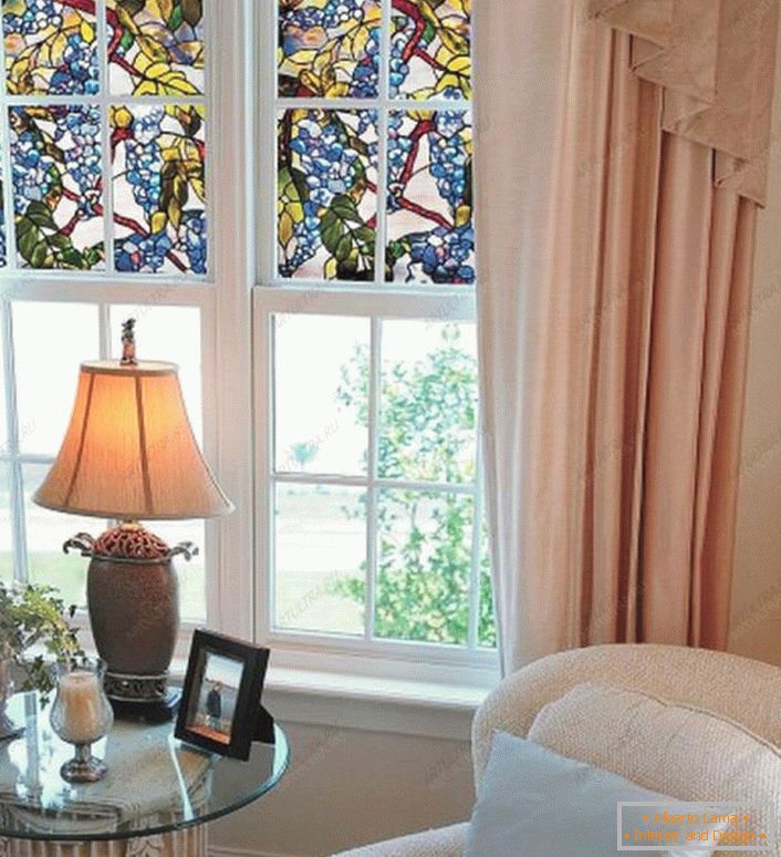 Na polovici okna so lepljene steklene folije. Odličen način za zaščito pred pretirano sončno svetlobo. 
