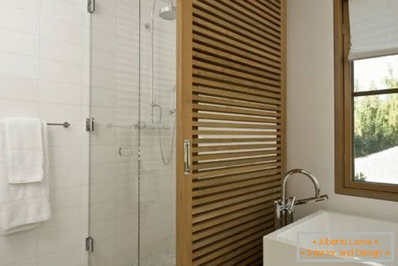 Steklene in lesene predelne stene v kopalnici