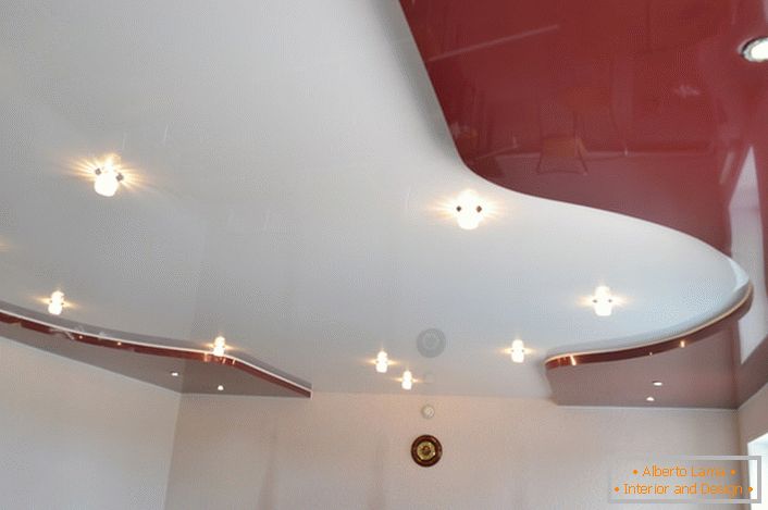 uporaba nadmorskih in vgradnih svetilk vam omogoča, da harmonično premagate izvirnost stropa.