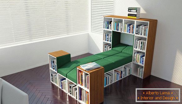Postelja s knjižnimi polji