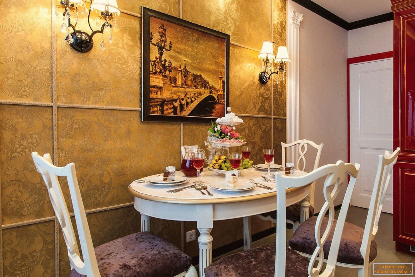 Dekor kuhinjske stene z zlitinami v zlati barvi