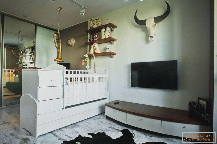 Notranjost majhnega enosobnega apartmaja - otroška posteljica