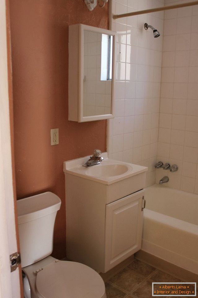 Notranjost majhne kopalnice pred popravilom