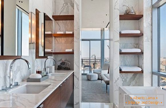 Kombinacija marmorja in lesa v kopalnici