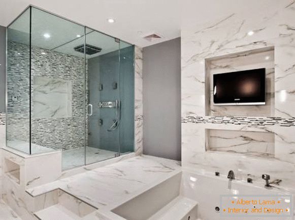 Kombinacija marmorja in ploščic v kopalnici