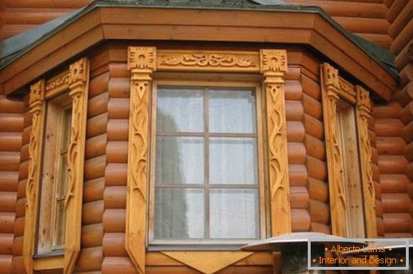 Vrezane plošče za okna v leseni hiši, fotografija 14
