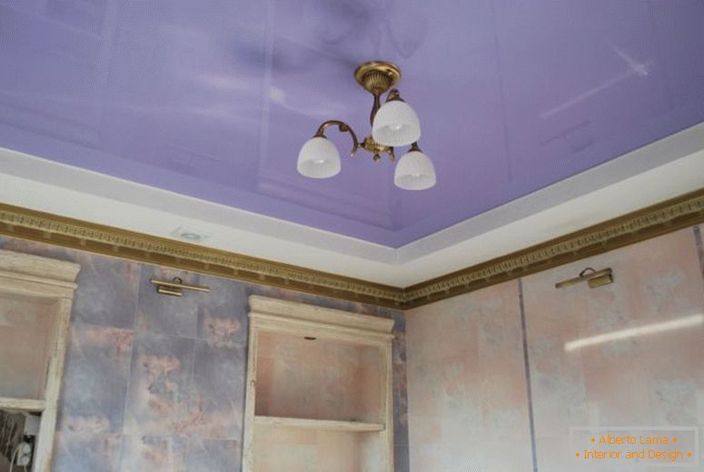 vijolično raztegnjen strop v kopalnici