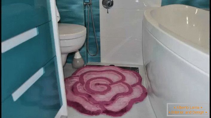 Preproga v obliki mehke rožnate vrtnice za majhno kopalnico. 