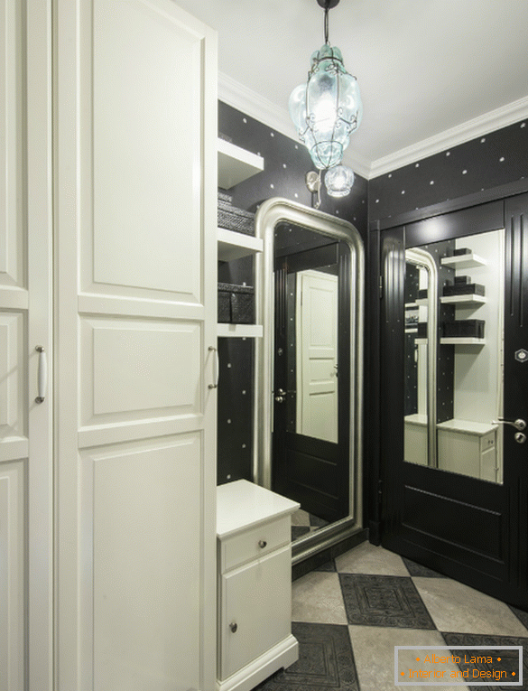 Vhodna dvorana v črno-beli barvi