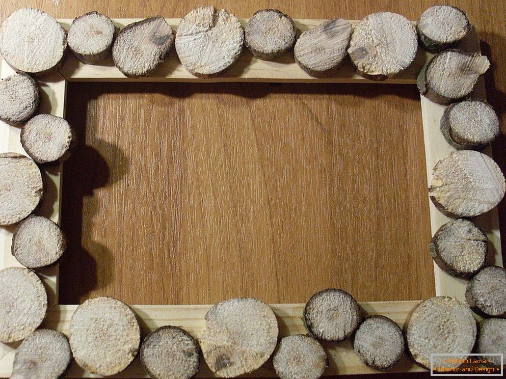 Okvir, okrašen z lesenimi spears