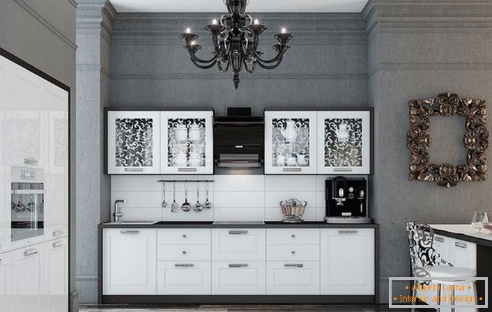 Kuhinja je izdelana v ugodni kombinaciji kontrastnih bele in črne barve. Sijajne površine se lepo prilegajo v notranjost v neoklasičnem slogu.