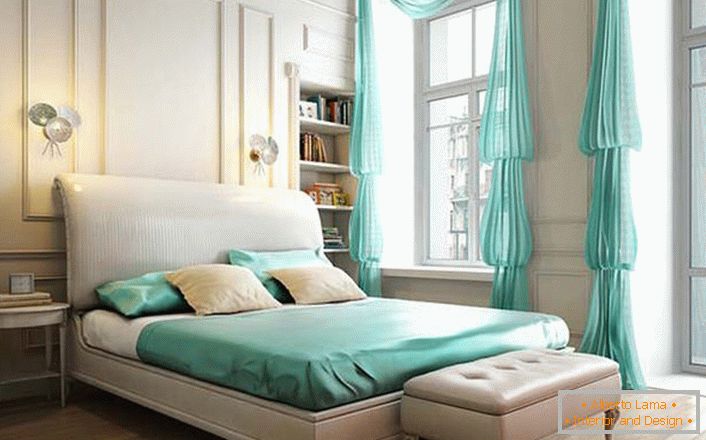Skromna notranjost spalnice v neoklasičnem slogu je zanimiv poudarek barve mete. 