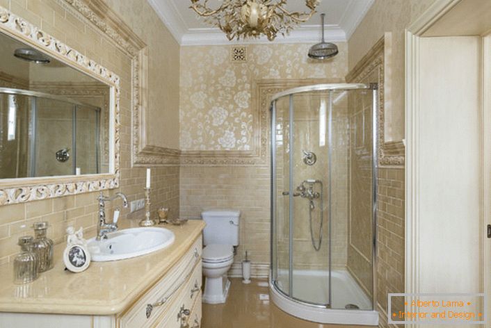 Elegantna kopalnica. Notranjost slog neoklasičnosti odlično izgleda v prostorni in funkcionalni sobi.