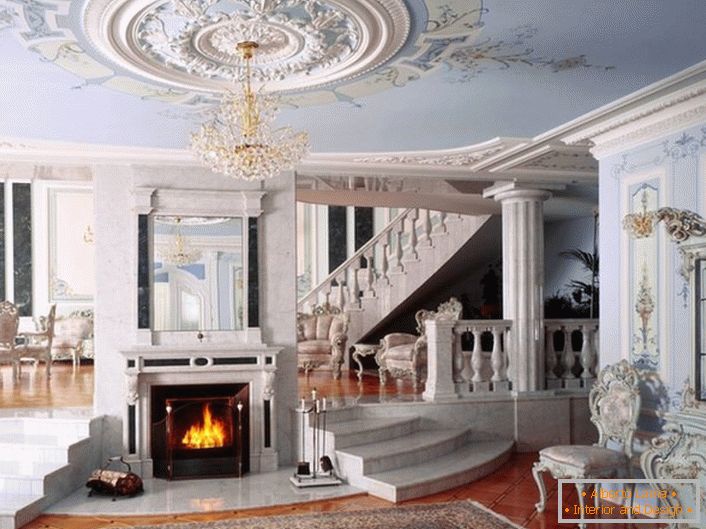 Dvorana s kaminom v neoklasičnem stilu je opazna za barvno shemo, ki je izbrana za dekoracijo. Nežen modri in beli odtenek skladno združeni v eni sestavi.