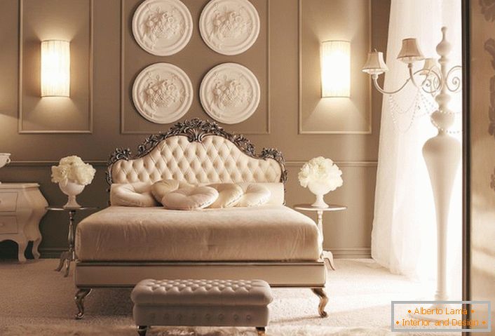 Primer popolno usklajene razsvetljave za spalnico v neoklasičnem stilu.