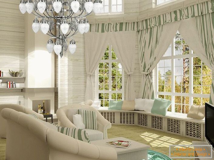 Svetla dnevna soba v neoklasičnem slogu. Udoben in hkrati funkcionalen prostor. Posebno zanimive so široke pragovi, okrašene z blazinami.