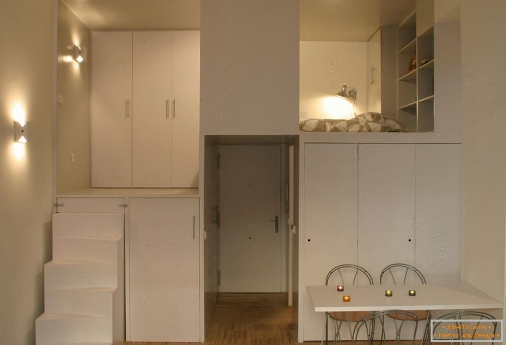 Majhna površina stanovanja: elegantna podstrešje v beli barvi