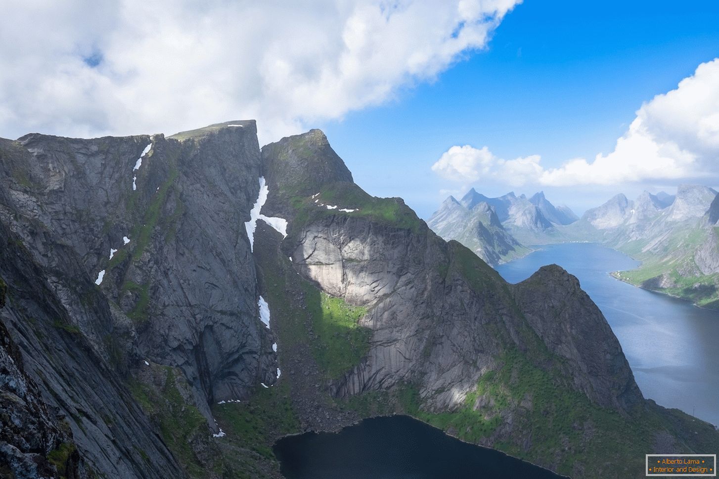 Nepozaben pogled s ptičjega pogleda na gore Norveške