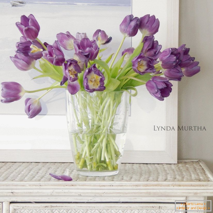 Šopek tulipanov na mizi