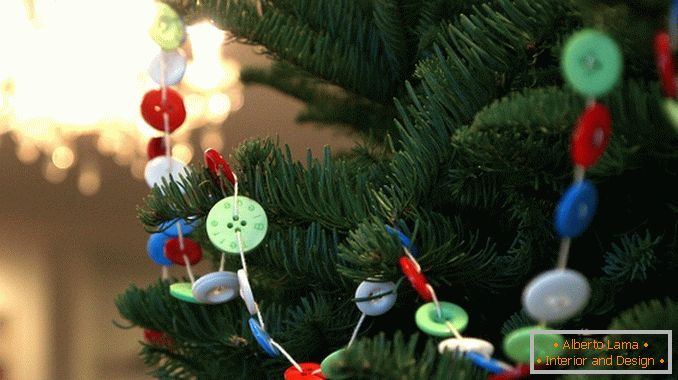 Božična dekoracija vence s svojimi rokami s gumbov