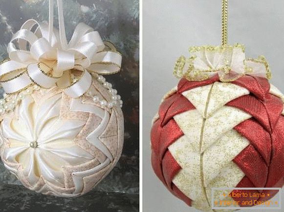 Božične kroglice z lastnimi rokami iz sijočega tkanin in satenastih trakov