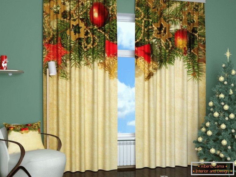 Božično drevo ob oknu