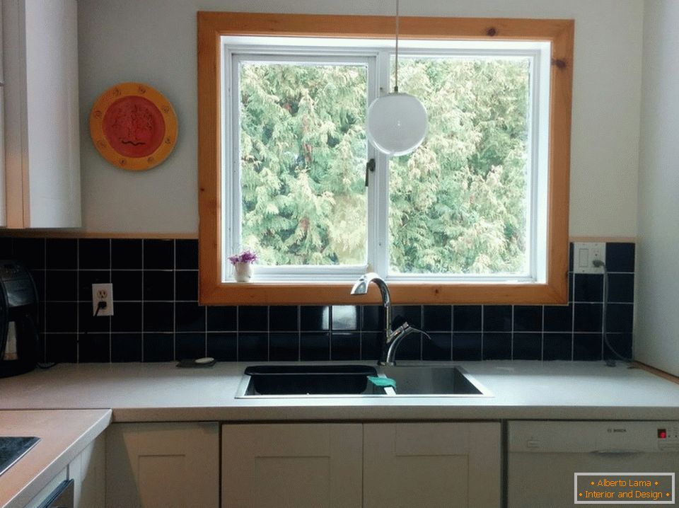 Veliko okno v oblikovanju majhne kuhinje
