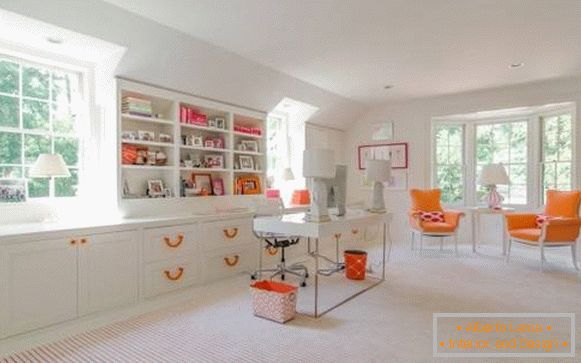 notranjost z oranžnim dekorjem