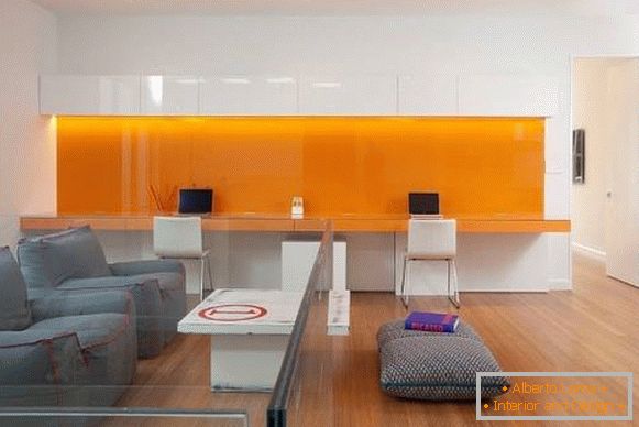 domov-pisarni-z-oranžnimi elementi