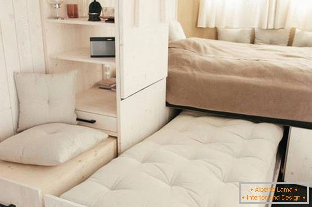 Notranja ureditev majhne hiše: дополнительная кровать в спальне