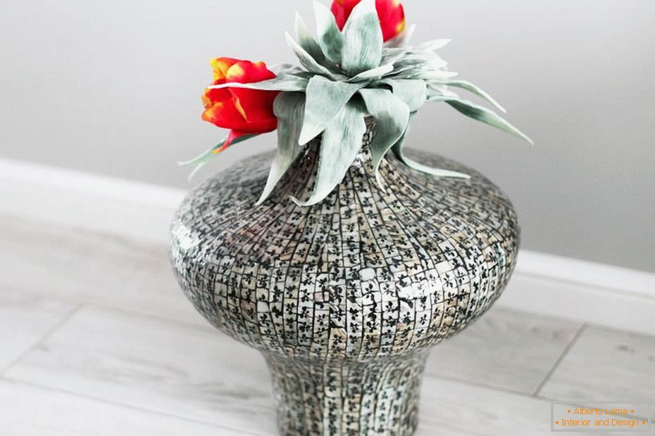 Dekorativna vaza s cvetjem