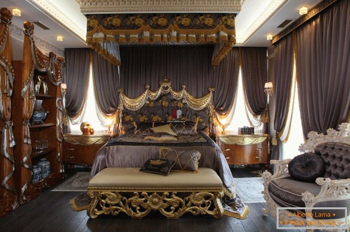 Luksuzna spalnica v baročnem slogu. V središču kompozicije je masivna postelja z visoko okrašeno glavo.