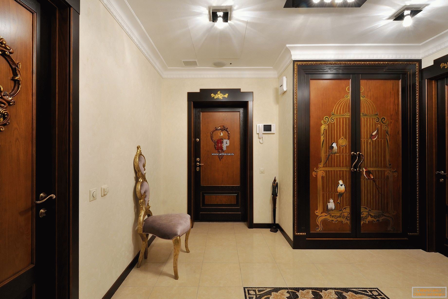Primer pravilne izbire razsvetljave za hodnik v baročnem slogu. 