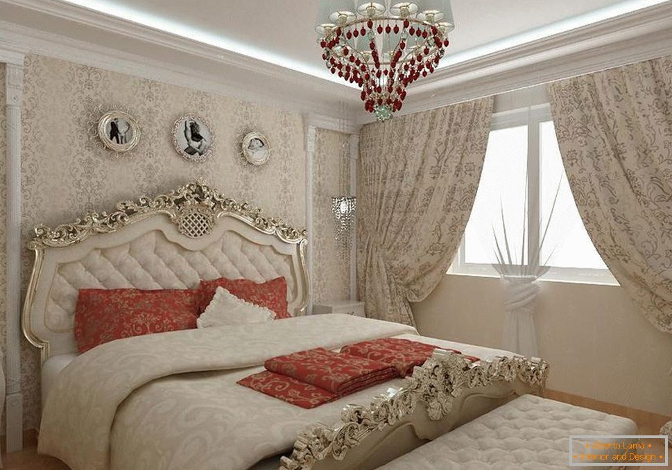 Baročna spalnica v mestnem stanovanju. Masivne zavese, postelja z lesenimi izrezljani hrbtom in lestenec