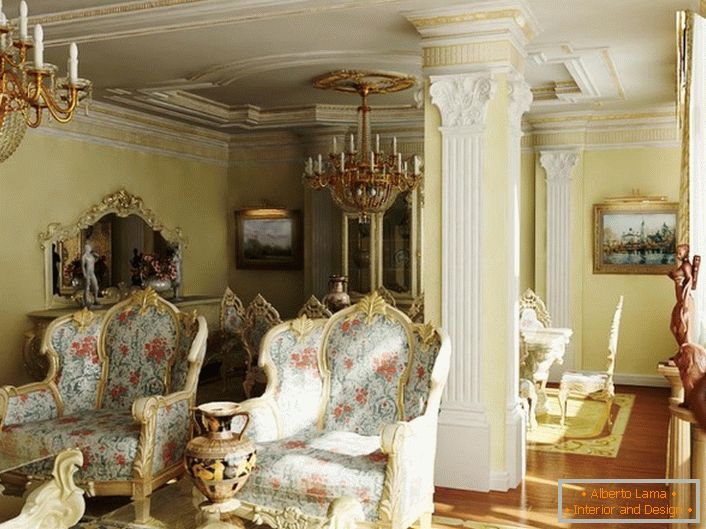 Masivni stoli s cvetnim oblazinjenjem v baročni sobi za goste. Stropi in stebri so okrašeni s štukature iz mavčnih plošč.
