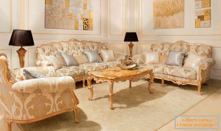 Oblazinjeno pohištvo z lesenimi elementi zlate barve je v harmoniji z zlatimi ploščami na stenah. 