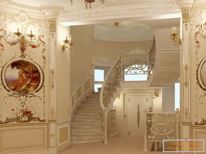Različne vintage slike v zanimivem predelovanju in izvrstno stopnišče v hiši uspešne francoske družine.
