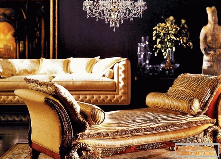 Baročna dnevna soba z ustrezno izbranim dekorjem. Stena za kavčem je okrašena z veliko sliko v zlati okvir. Pozornost je namenjena tudi starodavnemu kipu.