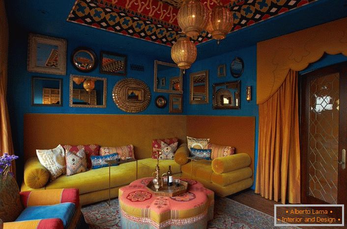 Kar karakterje dnevne sobe bogate indijske družine je kombinacija indijskih barv, razkošja in številnih številnih dekorativnih črk.