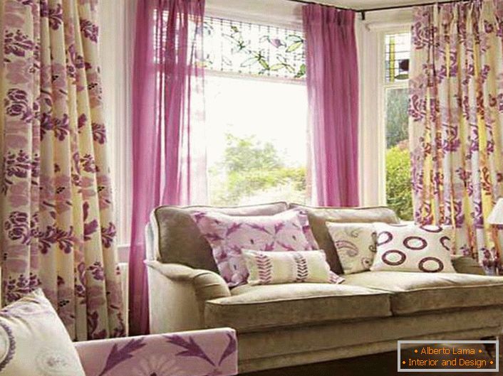 Nežni, barvni cvetni odtisi na zavese - dobra izbira za okrasitev dnevne sobe v rustikalnem slogu.